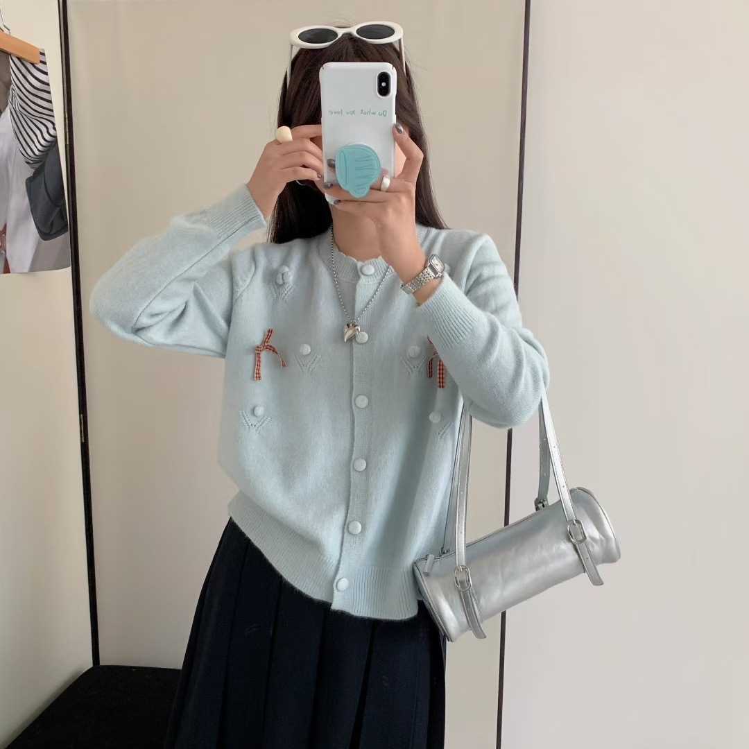 Kvinnors moderiktiga cardigan med dekorativa detaljer Mirla-Eva Jonsson