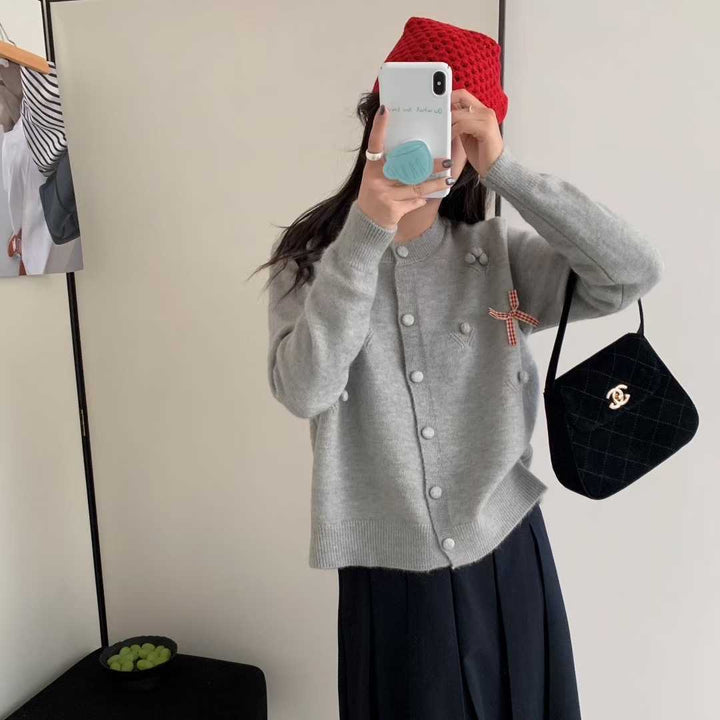 Kvinnors moderiktiga cardigan med dekorativa detaljer Mirla-Eva Jonsson