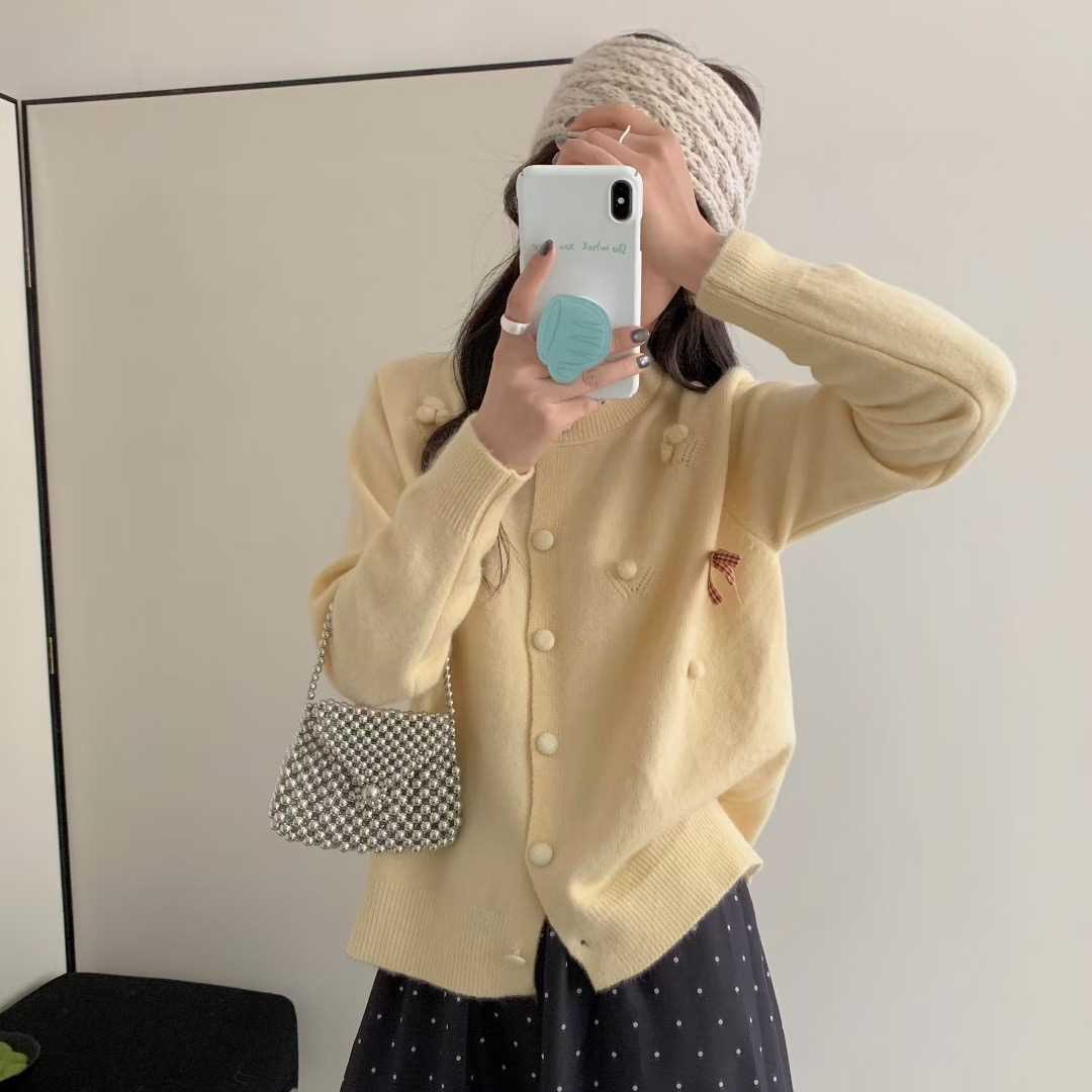 Kvinnors moderiktiga cardigan med dekorativa detaljer Mirla-Eva Jonsson