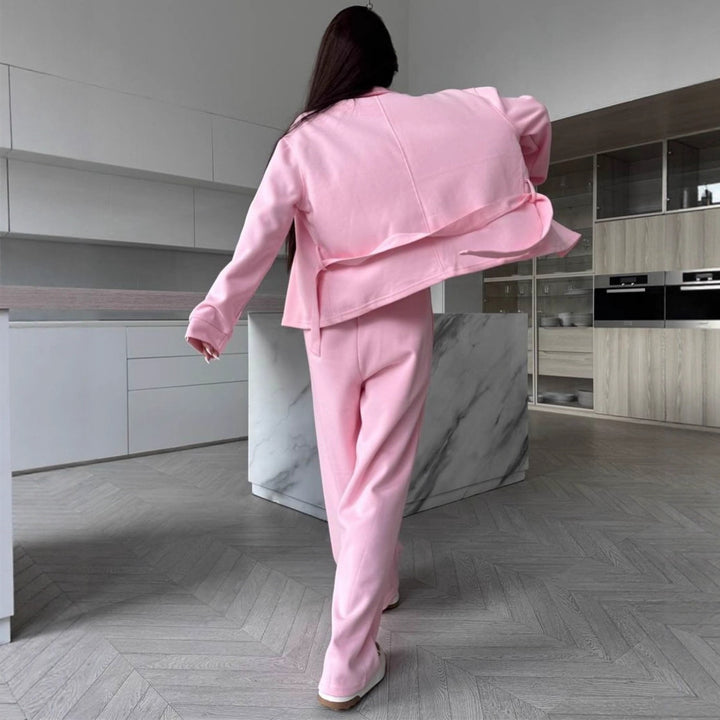Kvinnors moderiktiga ensemble med figurnära topp och eleganta byxor Mirla-Eva Jonsson