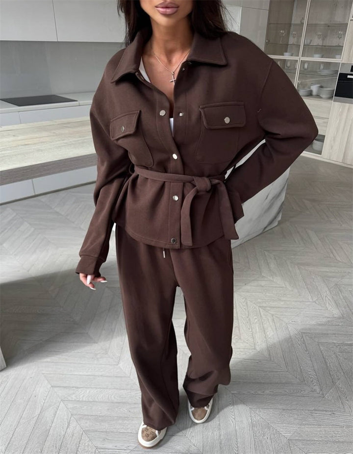 Kvinnors moderiktiga ensemble med figurnära topp och eleganta byxor Mirla-Eva Jonsson