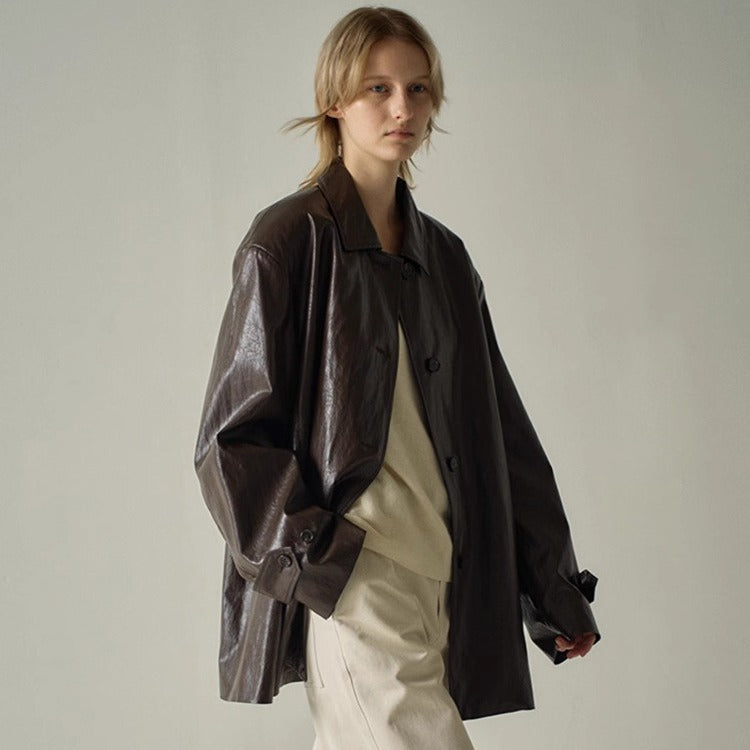 Kvinnors moderiktiga faux läderjacka med oversized passform Mirla-Eva Jonsson