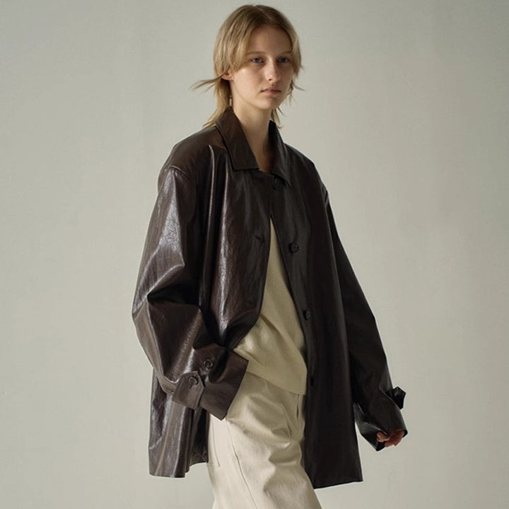 Kvinnors moderiktiga faux läderjacka med oversized passform Mirla-Eva Jonsson