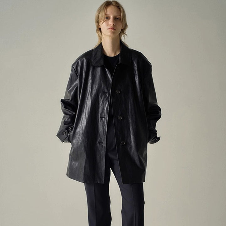 Kvinnors moderiktiga faux läderjacka med oversized passform Mirla-Eva Jonsson