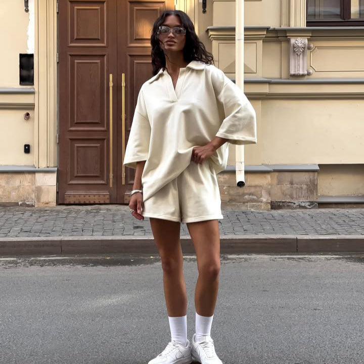 Kvinnors moderiktiga kortärmad klänning med avslappnad krage och praktiska sidofickor Mirla-Eva Jonsson