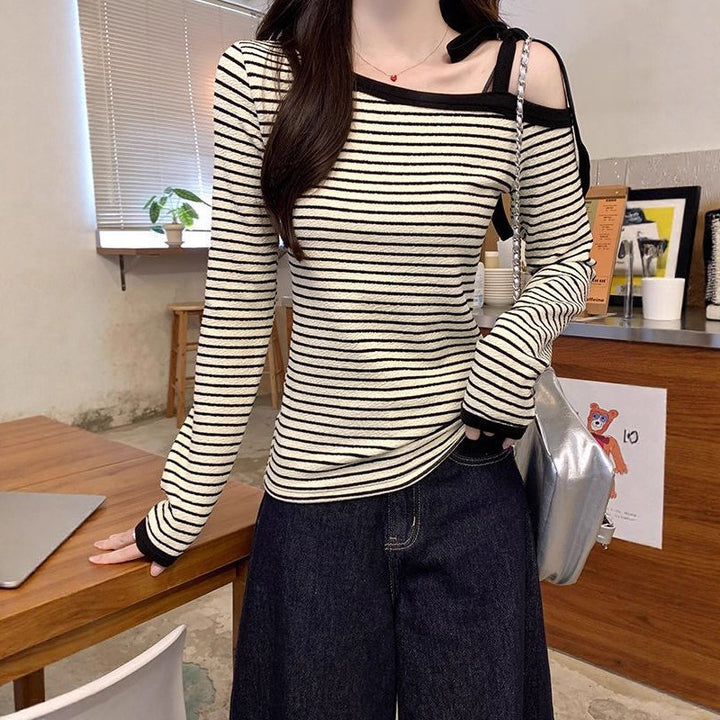 Kvinnors moderiktiga långärmad skjorta med off-shoulder design Mirla-Eva Jonsson