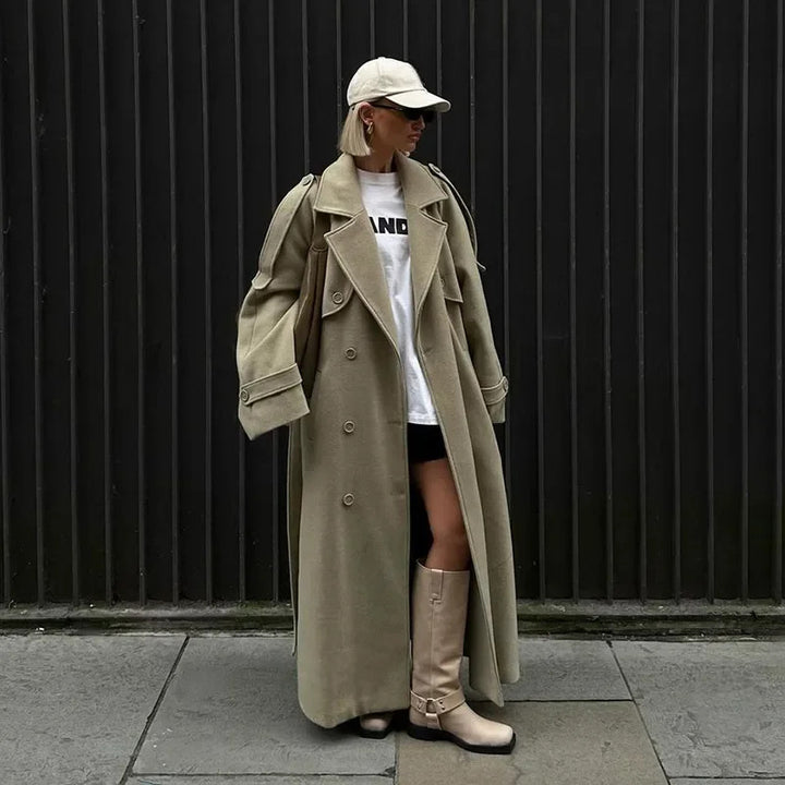 Kvinnors moderiktiga oversized kappa med justerbart bälte Mirla-Eva Jonsson