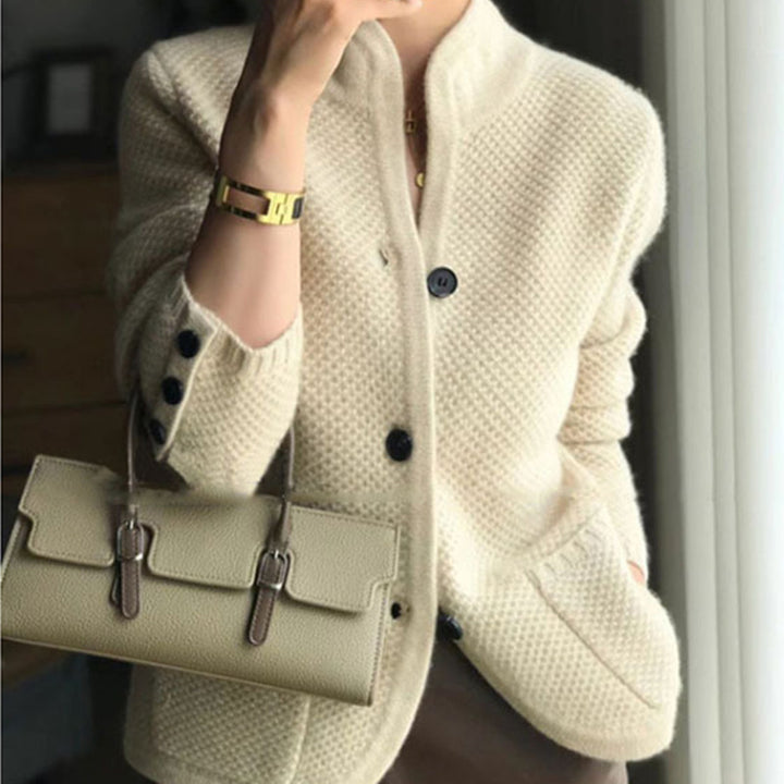 Kvinnors moderiktiga stickad blazer med fickor och knäppning Mirla-Eva Jonsson