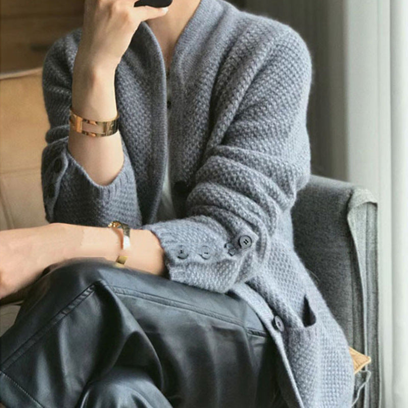 Kvinnors moderiktiga stickad blazer med fickor och knäppning Mirla-Eva Jonsson