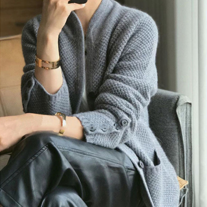 Kvinnors moderiktiga stickad blazer med fickor och knäppning Mirla-Eva Jonsson