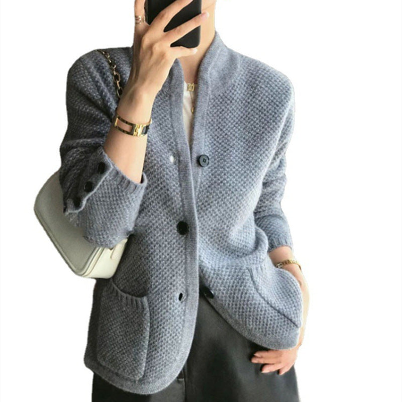 Kvinnors moderiktiga stickad blazer med fickor och knäppning Mirla-Eva Jonsson