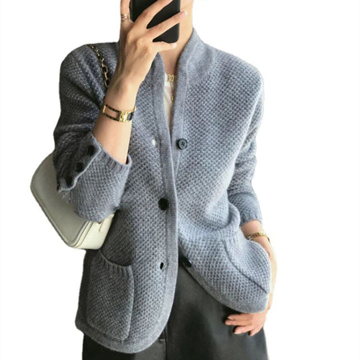 Kvinnors moderiktiga stickad blazer med fickor och knäppning Mirla-Eva Jonsson