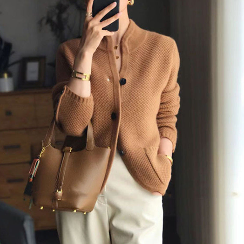 Kvinnors moderiktiga stickad blazer med fickor och knäppning Mirla-Eva Jonsson