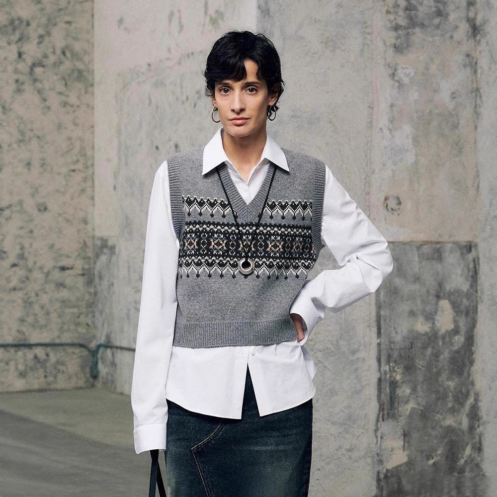 Kvinnors moderiktiga stickad tröja med V-hals och geometriskt mönster Mirla-Eva Jonsson
