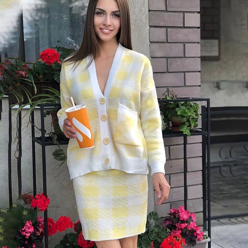 Kvinnors moderiktiga stickade ensemble med framknäppning och mönstrad design Mirla-Eva Jonsson