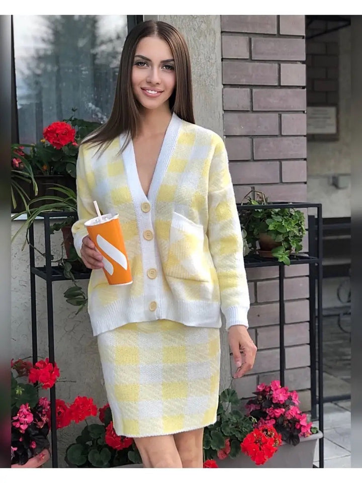 Kvinnors moderiktiga stickade ensemble med framknäppning och mönstrad design Mirla-Eva Jonsson