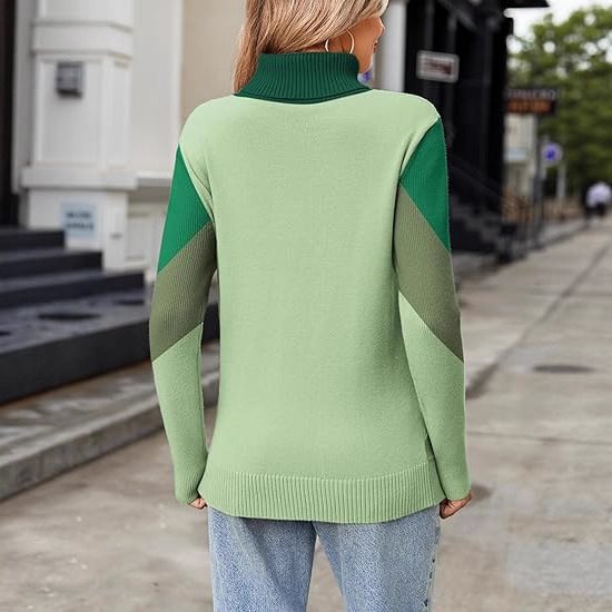 Kvinnors moderiktiga stickade tröja med hög krage och geometrisk design Mirla-Eva Jonsson