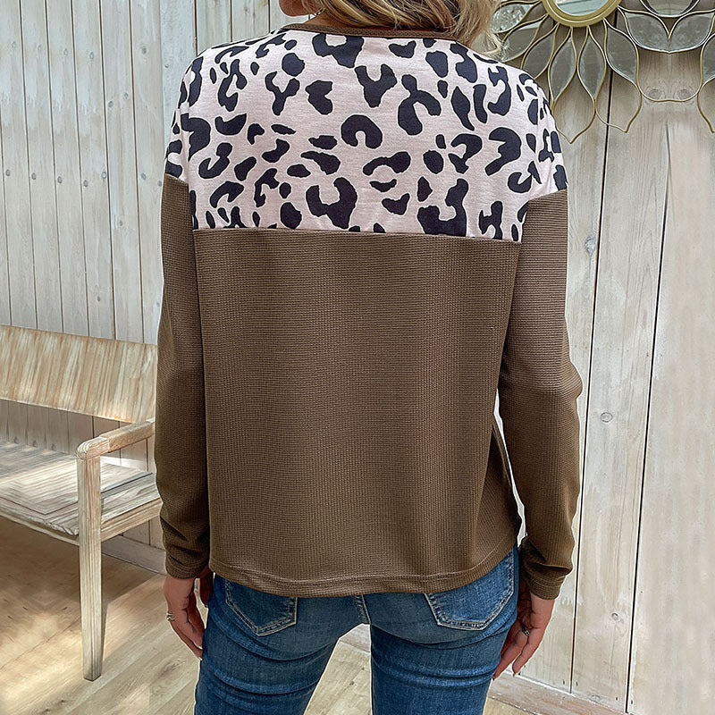 Kvinnors moderiktiga sweatshirt med djurmönsterdetaljer och knapplandning Mirla-Eva Jonsson