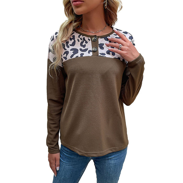 Kvinnors moderiktiga sweatshirt med djurmönsterdetaljer och knapplandning Mirla-Eva Jonsson