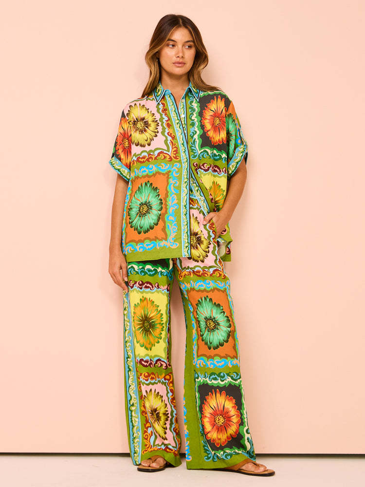 Kvinnors moderiktiga tvådelade outfit i färgglad lapptäcksstil Mirla-Eva Jonsson