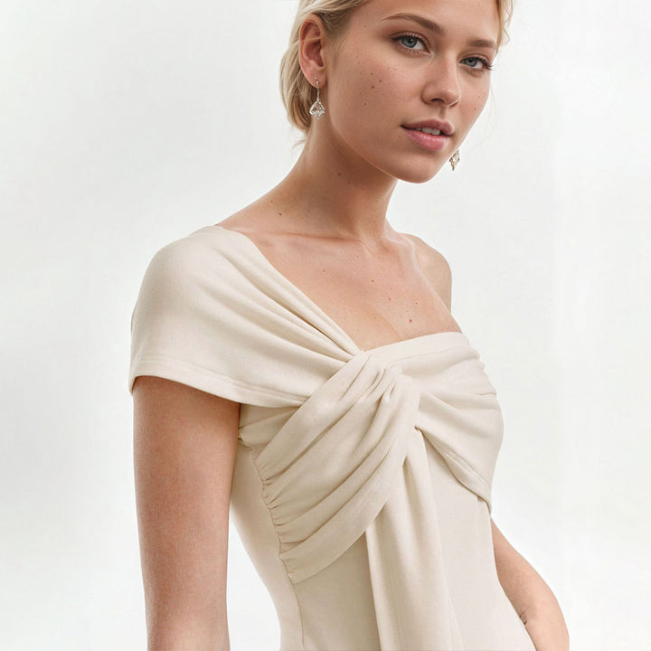 Kvinnors moderiktiga wrap-top med asymmetrisk skärning och eleganta band Mirla-Eva Jonsson