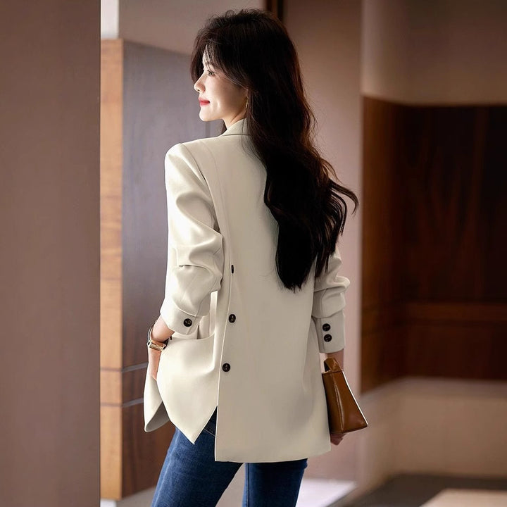 Kvinnors moderna blazer med texturerad skärning och dekorativa knappdetaljer Mirla-Eva Jonsson