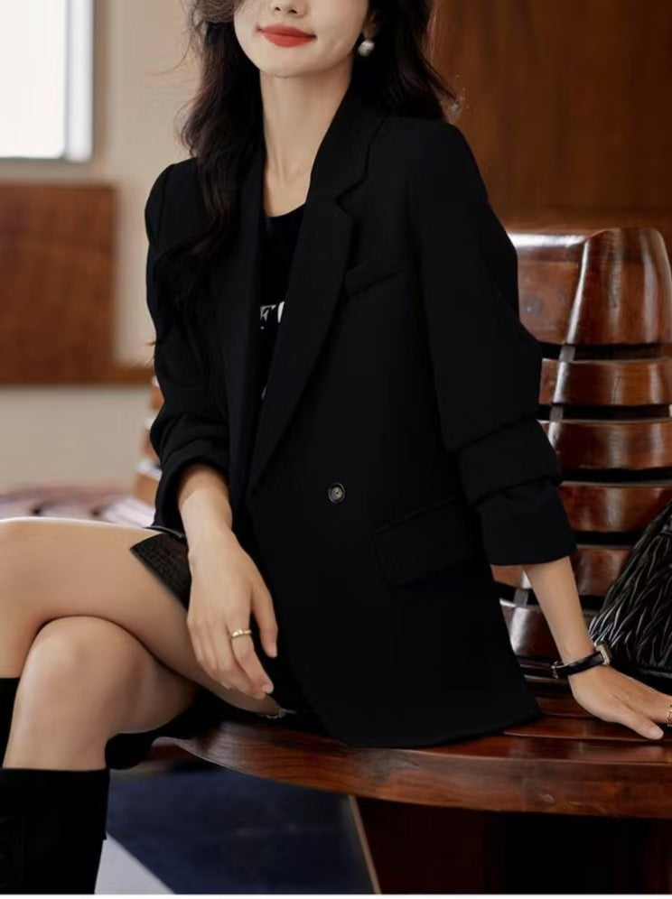 Kvinnors moderna blazer med texturerad skärning och dekorativa knappdetaljer Mirla-Eva Jonsson