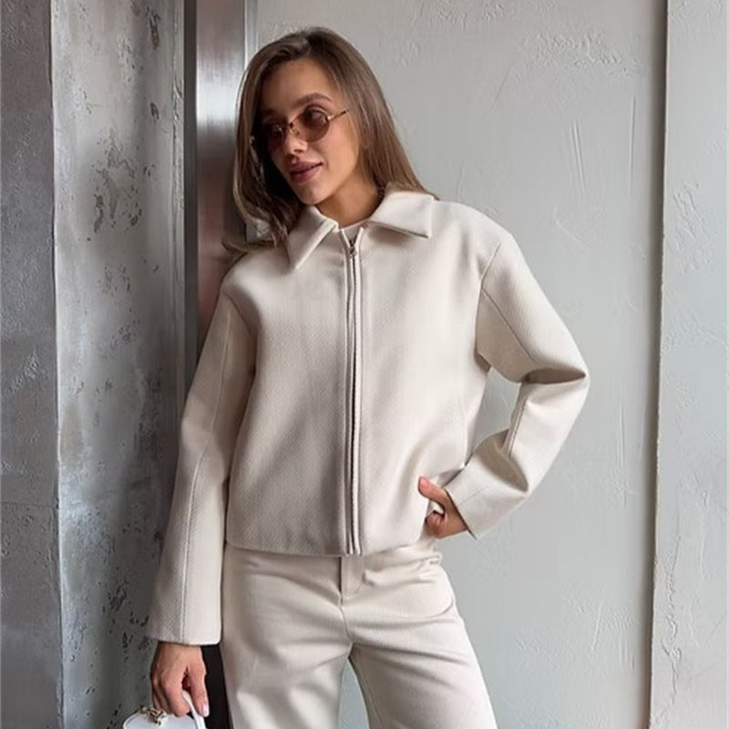 Kvinnors moderna blus med funktionalitet och elegant snitt Mirla-Eva Jonsson