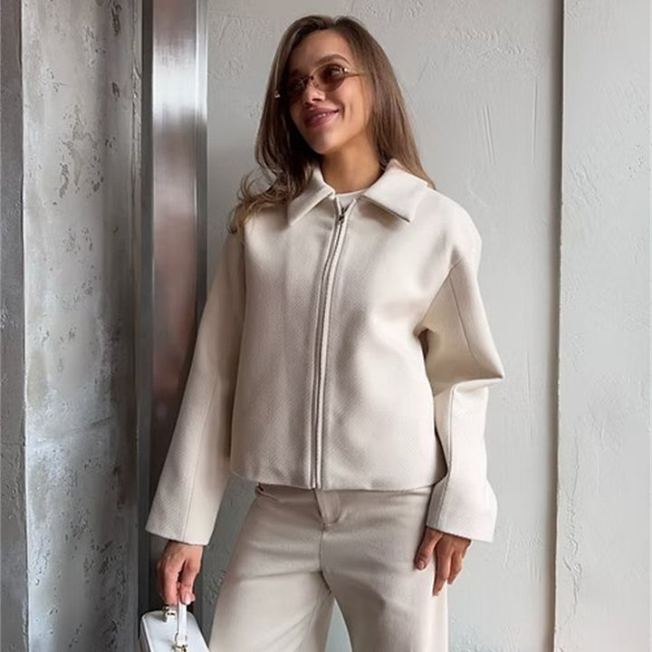 Kvinnors moderna blus med funktionalitet och elegant snitt Mirla-Eva Jonsson