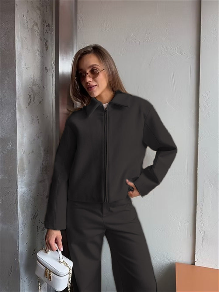 Kvinnors moderna blus med funktionalitet och elegant snitt Mirla-Eva Jonsson
