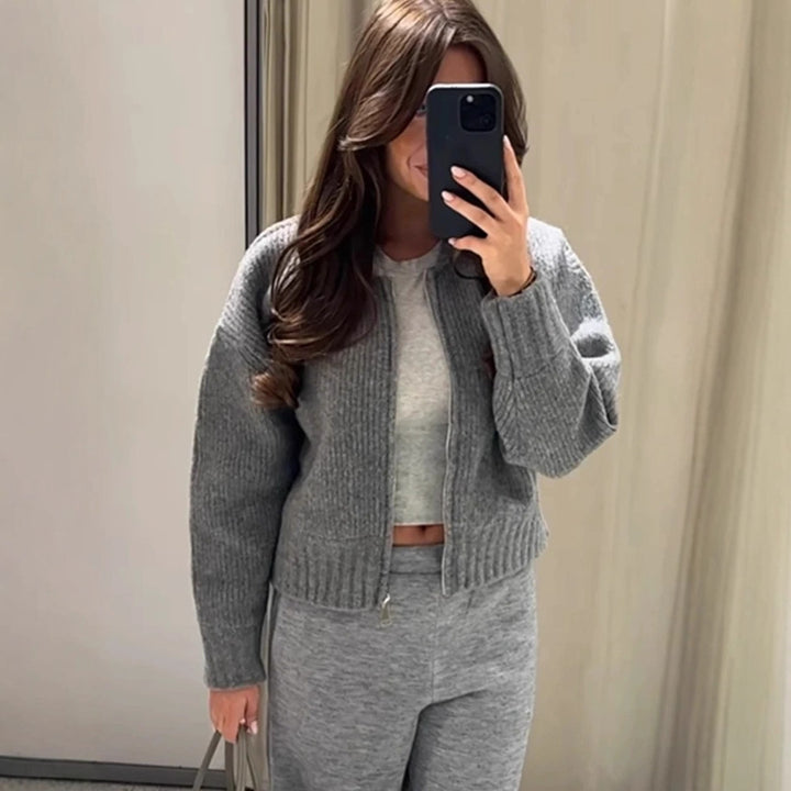 Kvinnors moderna cardigan med voluminösa ärmar och dragkedja Mirla-Eva Jonsson