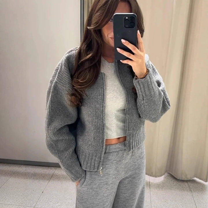 Kvinnors moderna cardigan med voluminösa ärmar och dragkedja Mirla-Eva Jonsson