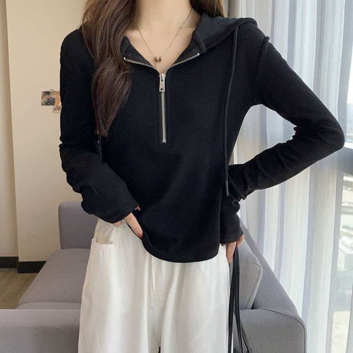 Kvinnors moderna hooded skjorta med kort dragkedja Mirla-Eva Jonsson