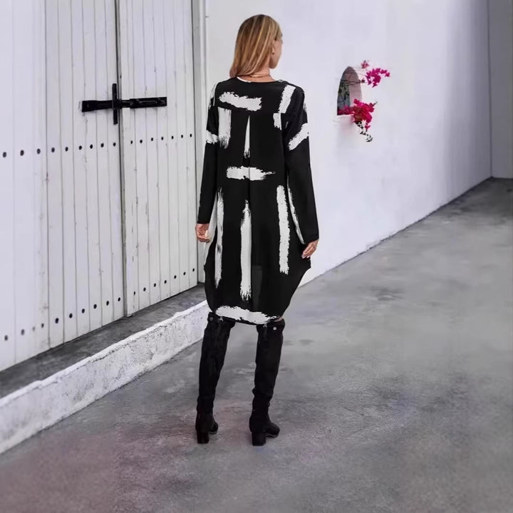Kvinnors moderna långärmad klänning med kreativ penseldesign Mirla-Eva Jonsson