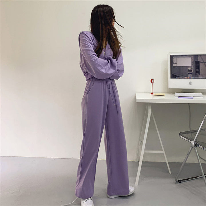 Kvinnors moderna tre-delars set med kort hoodie, linne och vida byxor Mirla-Eva Jonsson