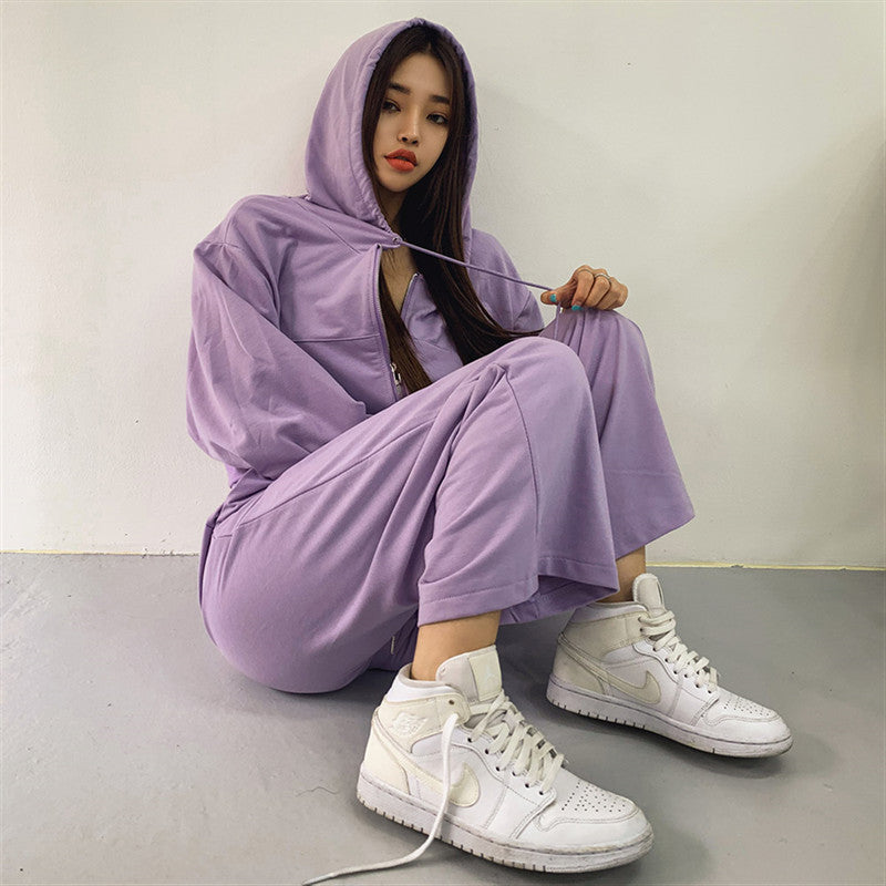 Kvinnors moderna tre-delars set med kort hoodie, linne och vida byxor Mirla-Eva Jonsson