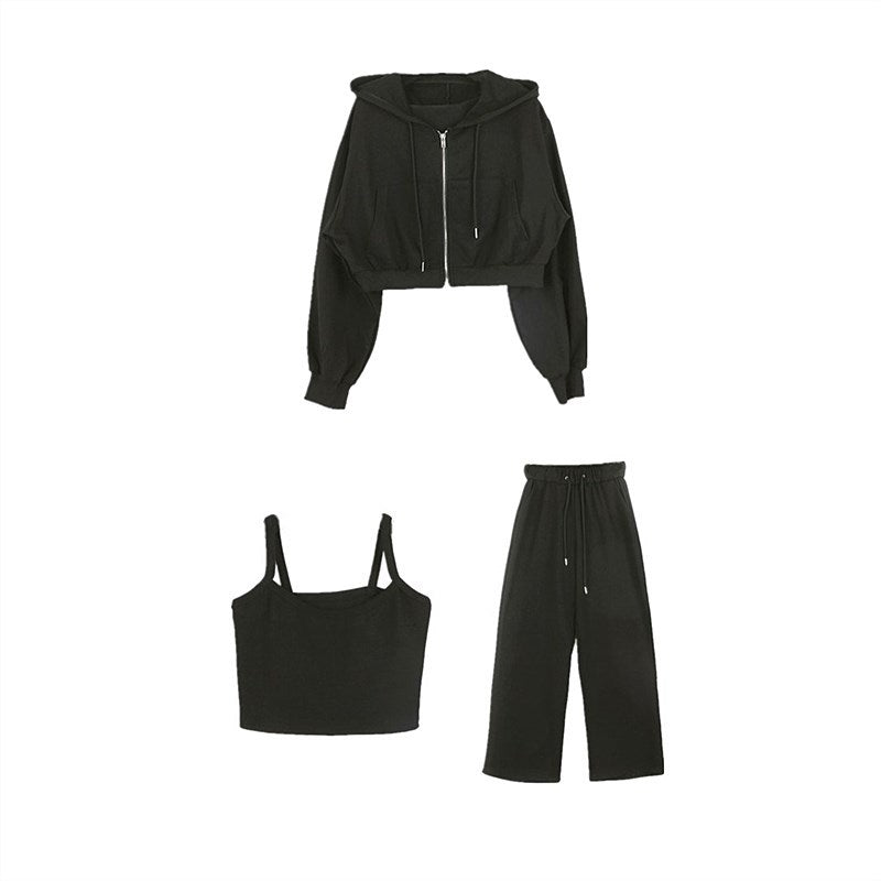 Kvinnors moderna tre-delars set med kort hoodie, linne och vida byxor Mirla-Eva Jonsson