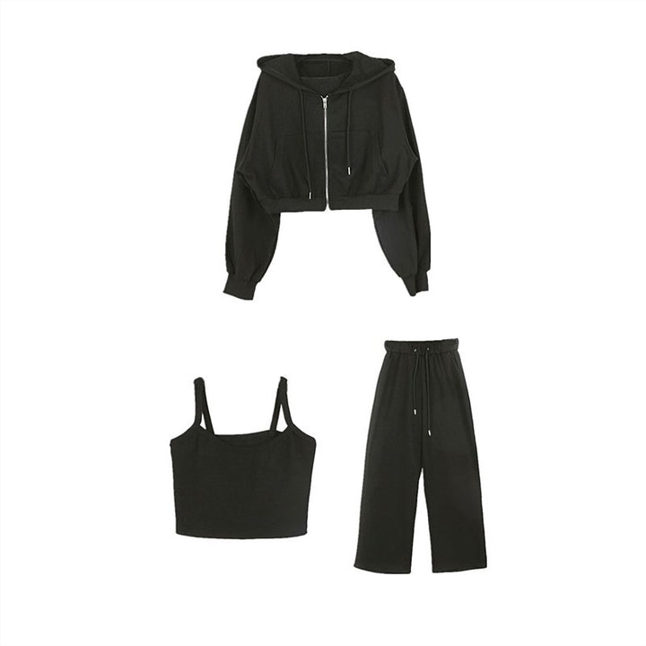 Kvinnors moderna tre-delars set med kort hoodie, linne och vida byxor Mirla-Eva Jonsson