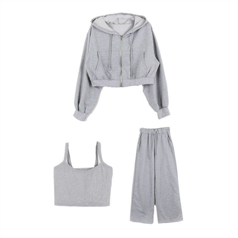 Kvinnors moderna tre-delars set med kort hoodie, linne och vida byxor Mirla-Eva Jonsson