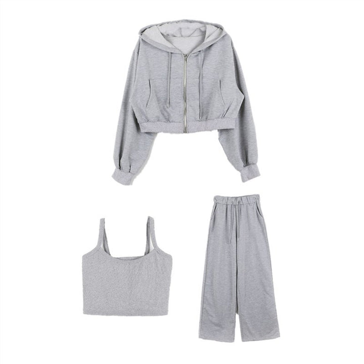 Kvinnors moderna tre-delars set med kort hoodie, linne och vida byxor Mirla-Eva Jonsson