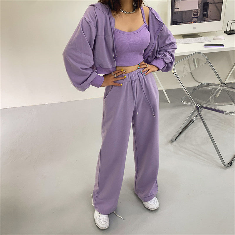 Kvinnors moderna tre-delars set med kort hoodie, linne och vida byxor Mirla-Eva Jonsson