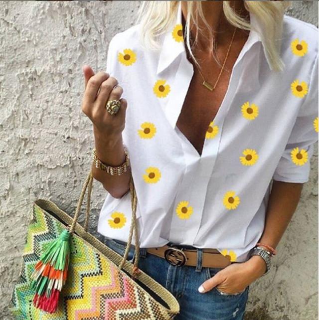 Kvinnors modernt designad blus med blommönster Mirla-Eva Jonsson