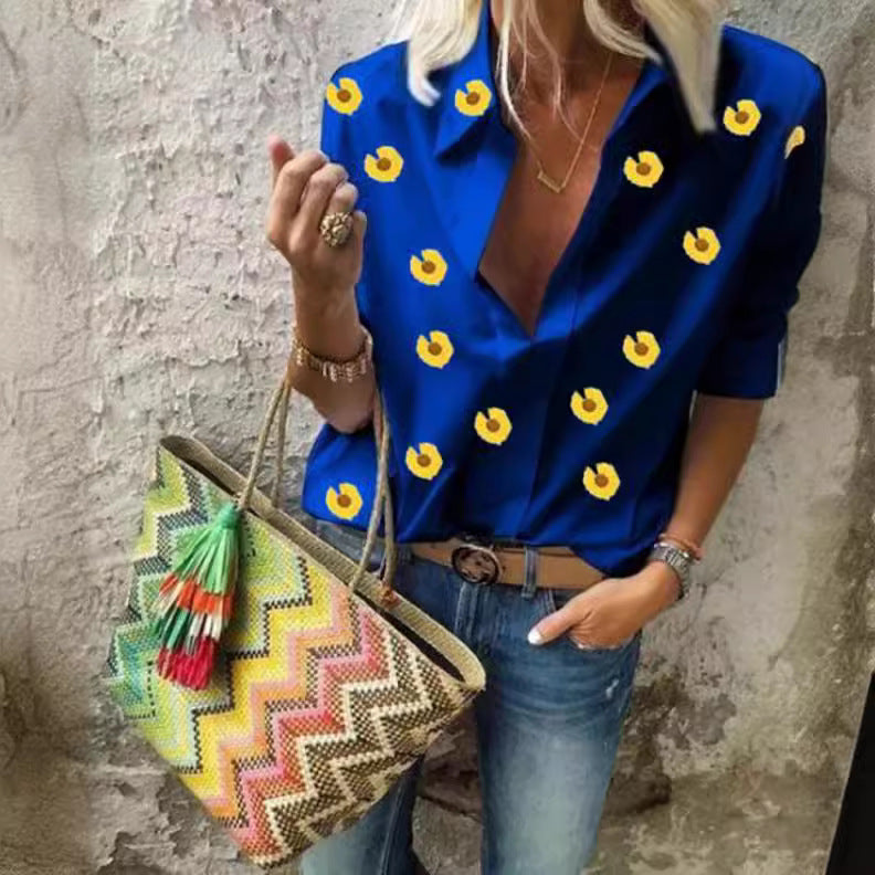 Kvinnors modernt designad blus med blommönster Mirla-Eva Jonsson