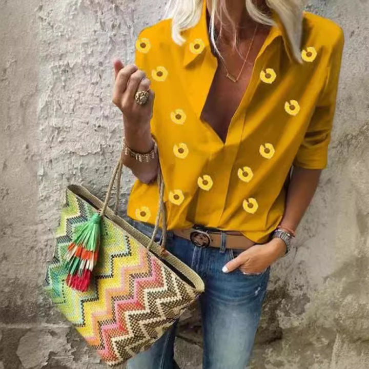 Kvinnors modernt designad blus med blommönster Mirla-Eva Jonsson