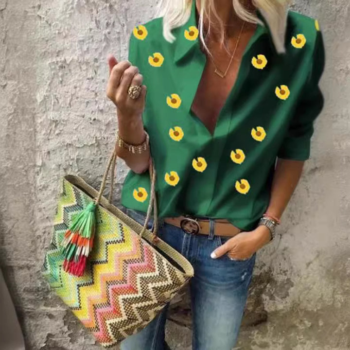 Kvinnors modernt designad blus med blommönster Mirla-Eva Jonsson