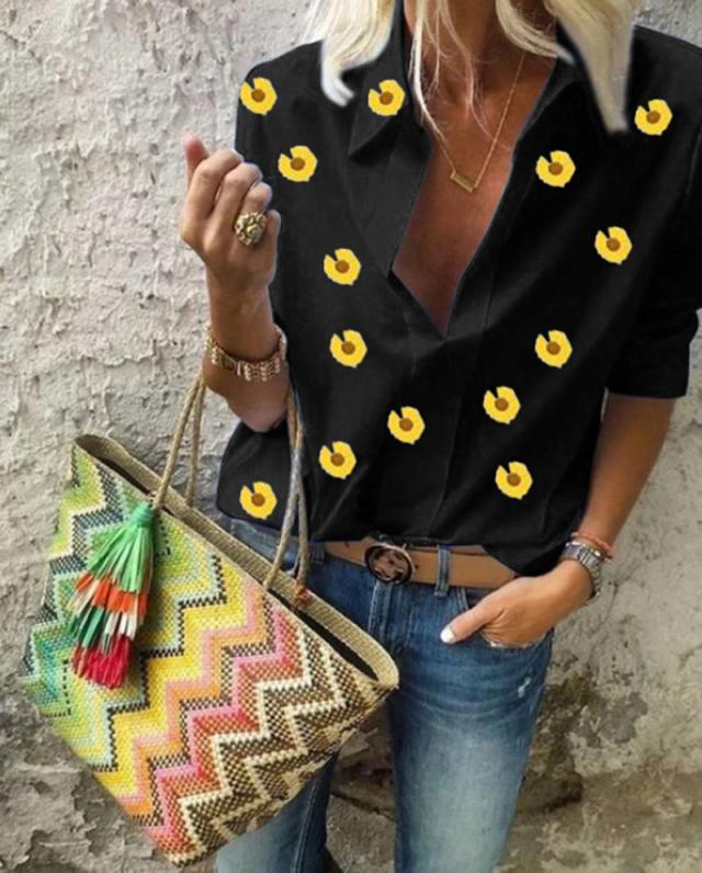 Kvinnors modernt designad blus med blommönster Mirla-Eva Jonsson