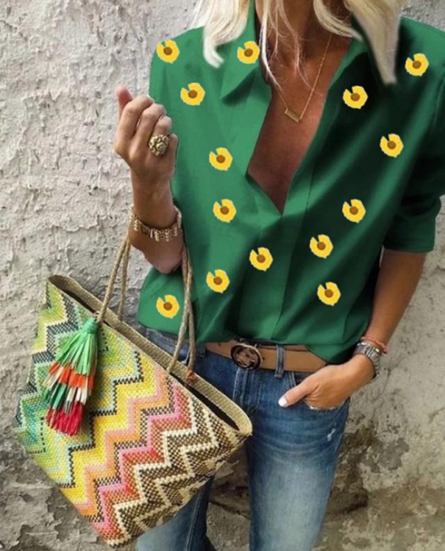 Kvinnors modernt designad blus med blommönster Mirla-Eva Jonsson