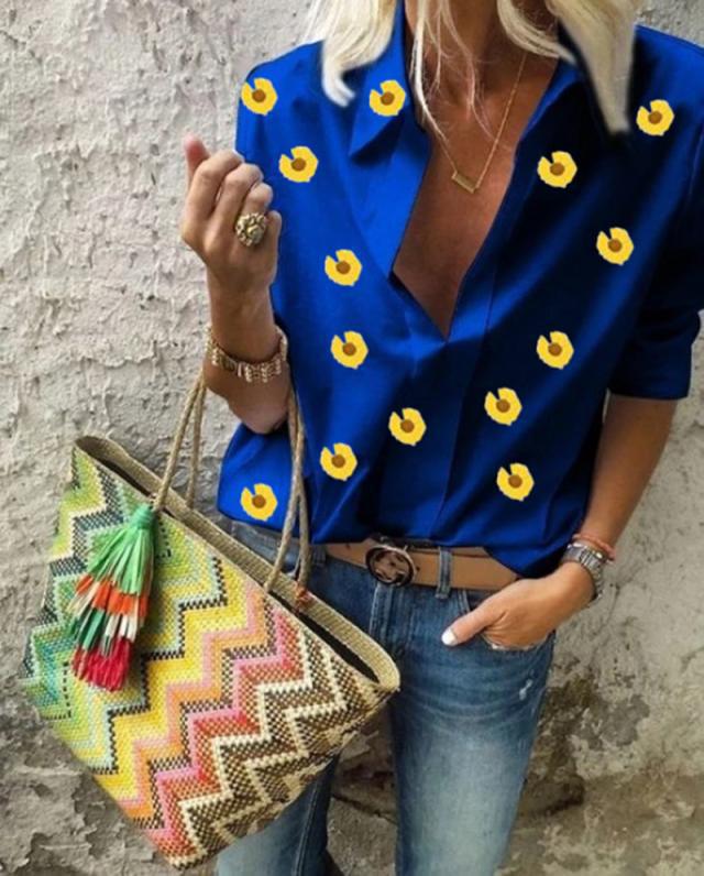 Kvinnors modernt designad blus med blommönster Mirla-Eva Jonsson
