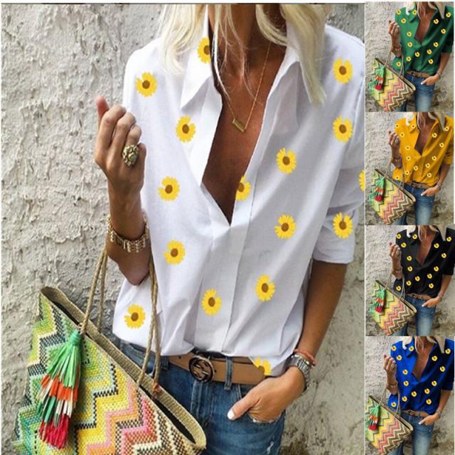 Kvinnors modernt designad blus med blommönster Mirla-Eva Jonsson