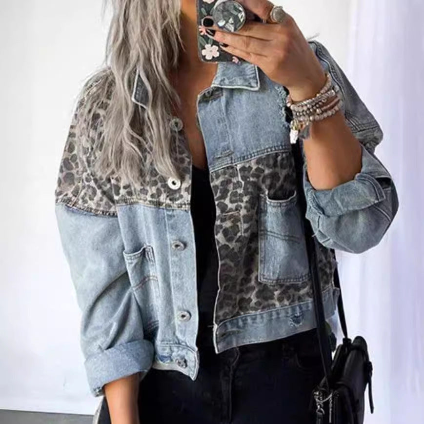Kvinnors modetrendiga denimjacka med läderelement och iögonfallande mönster Mirla-Eva Jonsson
